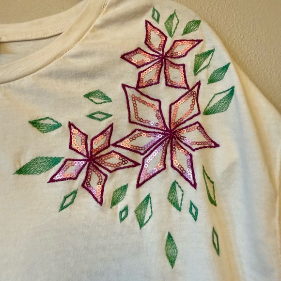 Elegant Cream Tee with Floral Accents - Picture 3 of 5